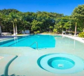 departamento hermoso con albercas y jacuzzi .